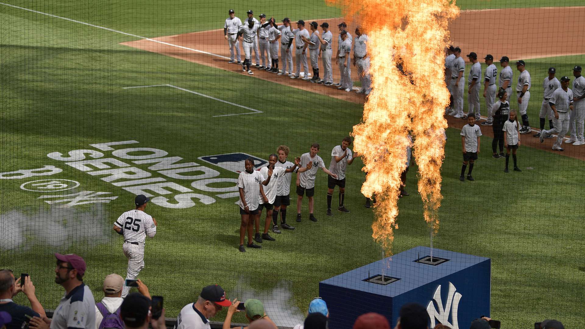 赛的悬念更 赛的悬念更